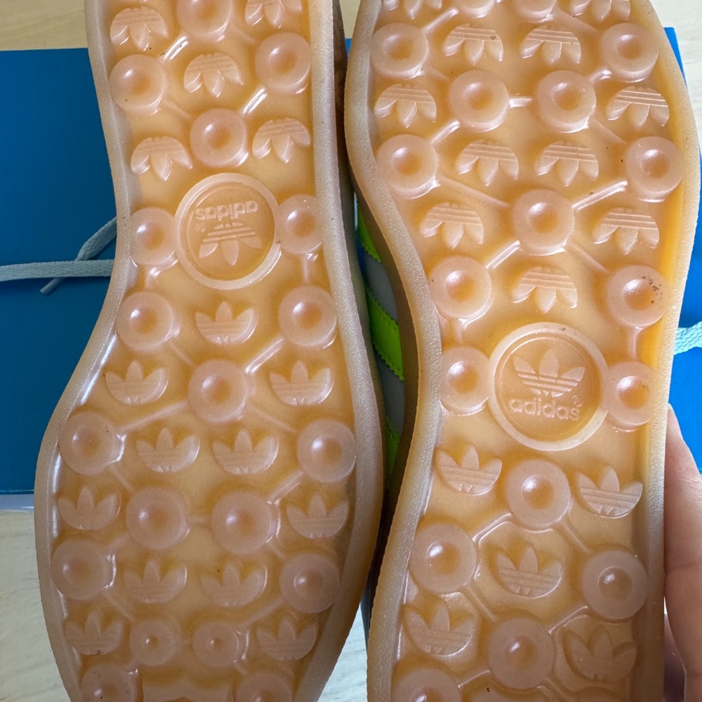 ADDIDAS NWT Gazelle Gum Sole Sneaker - Picture 2 of 3